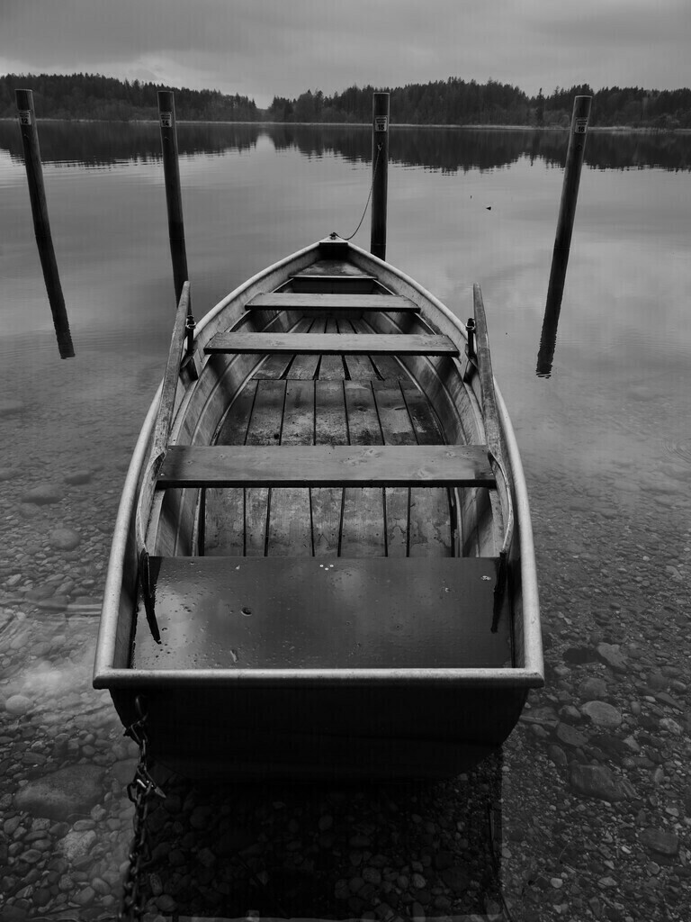 Ruderboot am Hartsee in Schwarz-Weiß