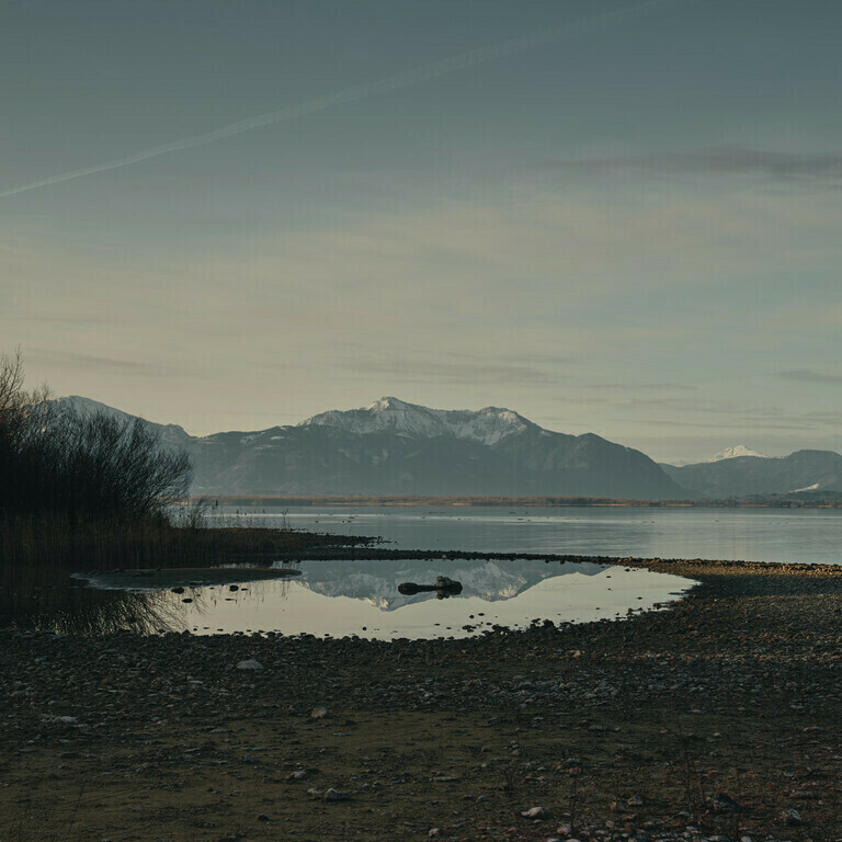 reflection – Chiemsee Fotografie mit dem Hochfelln im Hintergrund