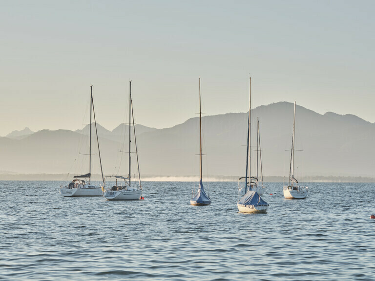 Segelboote im Morgen am Chiemsee