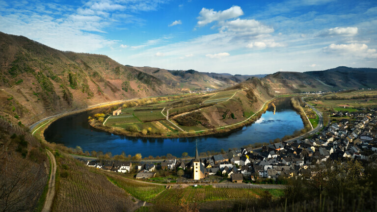 Die Moselschleife bei Bremm im Frühjahr