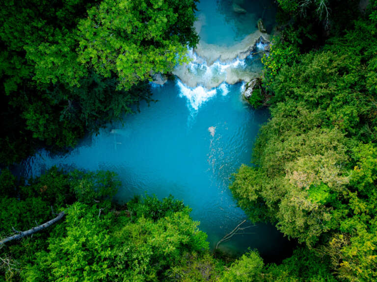 Blick nach unten auf die Terrassen im Val D’Elsa