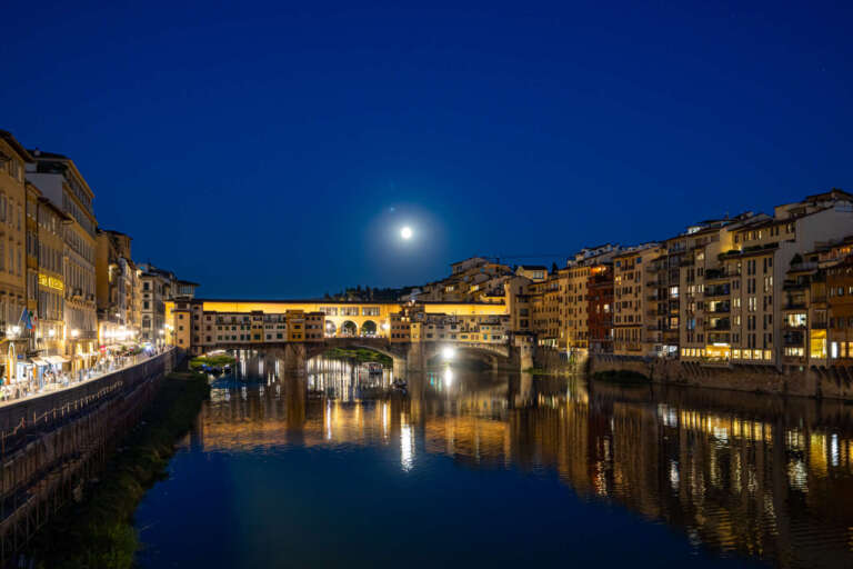 Ponte Vecchio in Florenz in der Nacht