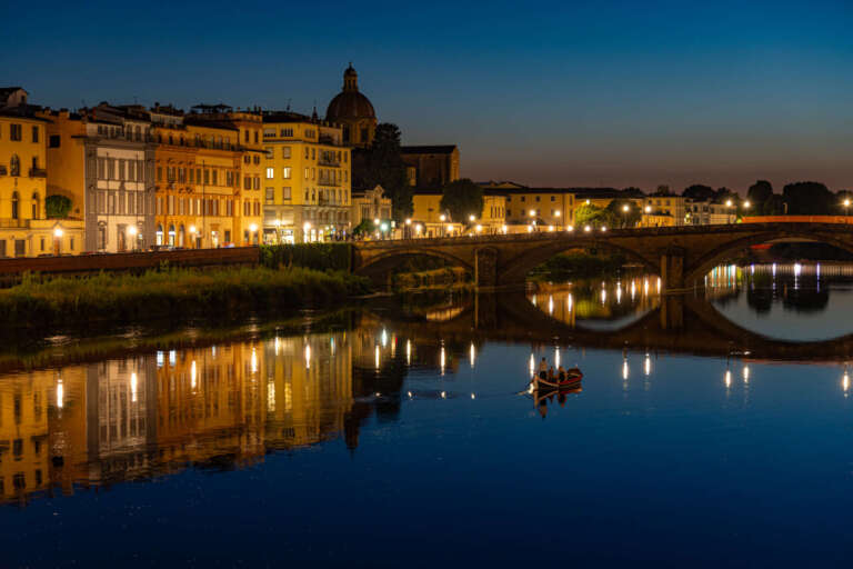 Boot auf dem Arno bei Nacht in Florenz