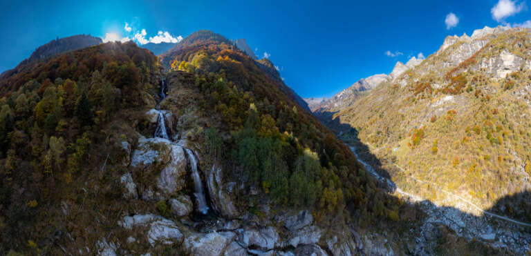 Panorama Tremossa-Wasserfall im Verzasca-Tal