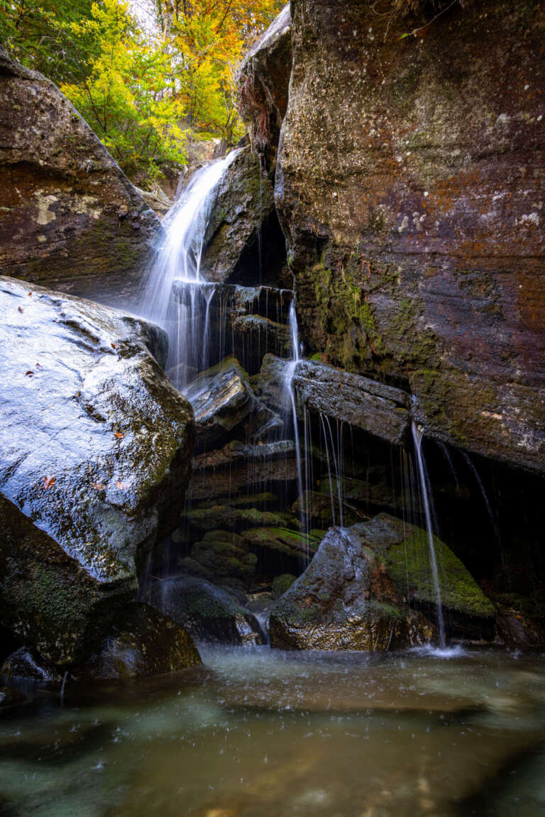Kleiner Wasserfall im Verzasca-Tal