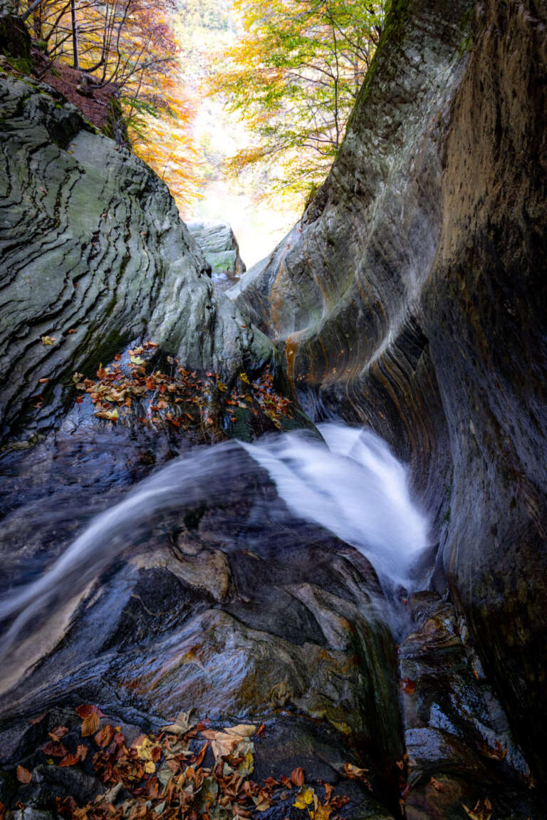 Canyon des Tremossa Wasserfalls im Verzasca-Tal