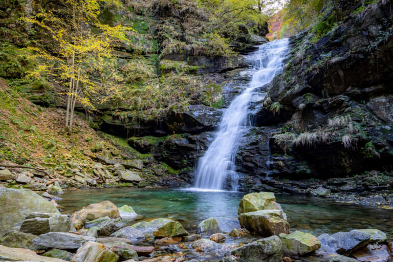 Tremossa Wasserfall im Verzasca-Tal