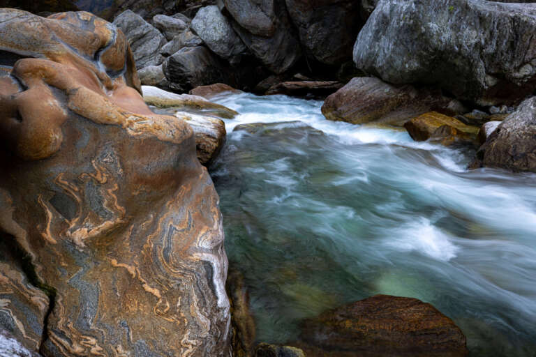 Verzasca mit Steinblöcken