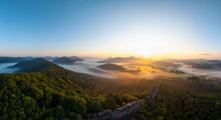 Herbstlicher Nebel über den Geiersteinen