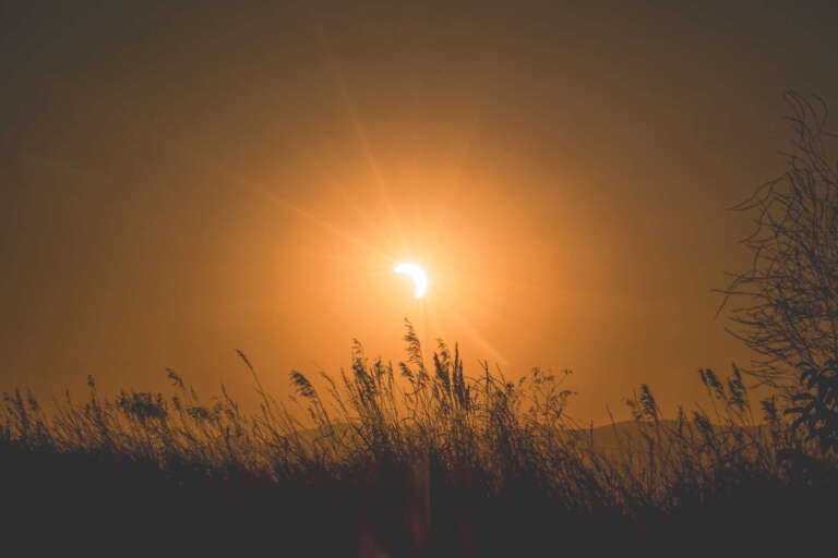 Sonnenuntergang trifft Sonnenfinsternis