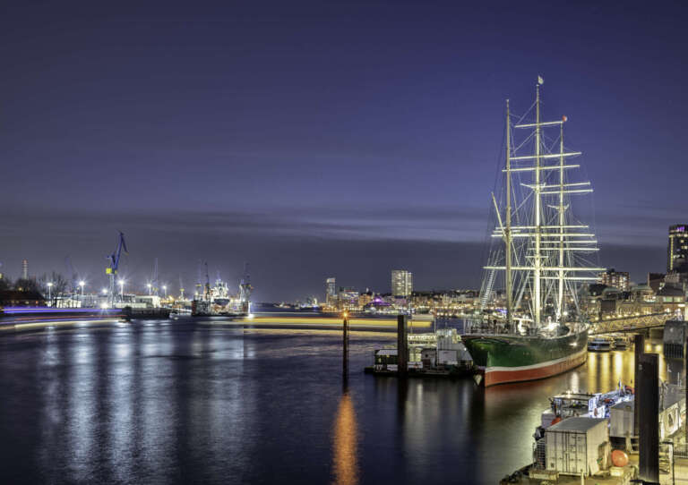 Seglelschiff Landungsbrücken Hamburg