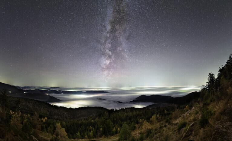 Milchstraße über Nebelmeer Schwarzwald an der Hornisgrinde