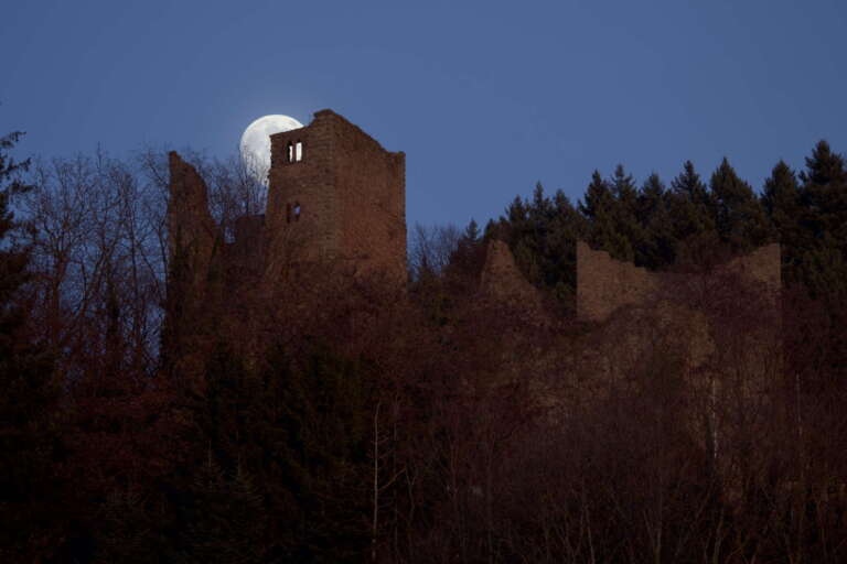 Mond hinter der Schauenburg