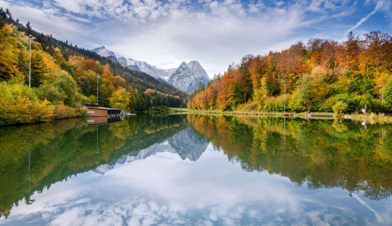 Spiegelung am Alpenrand – Herbst am Rießersee