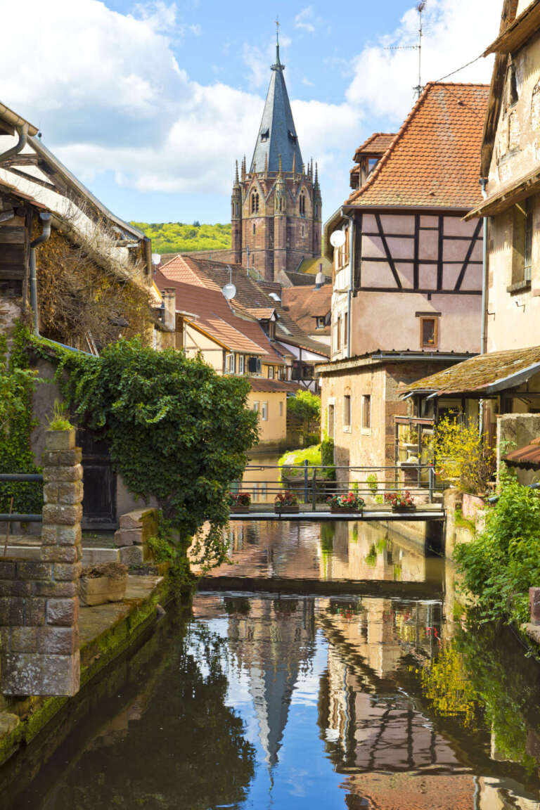 Blick von der Brücke der Schlupfgass auf die Kirche St. Peter und Paul in Wissembourg