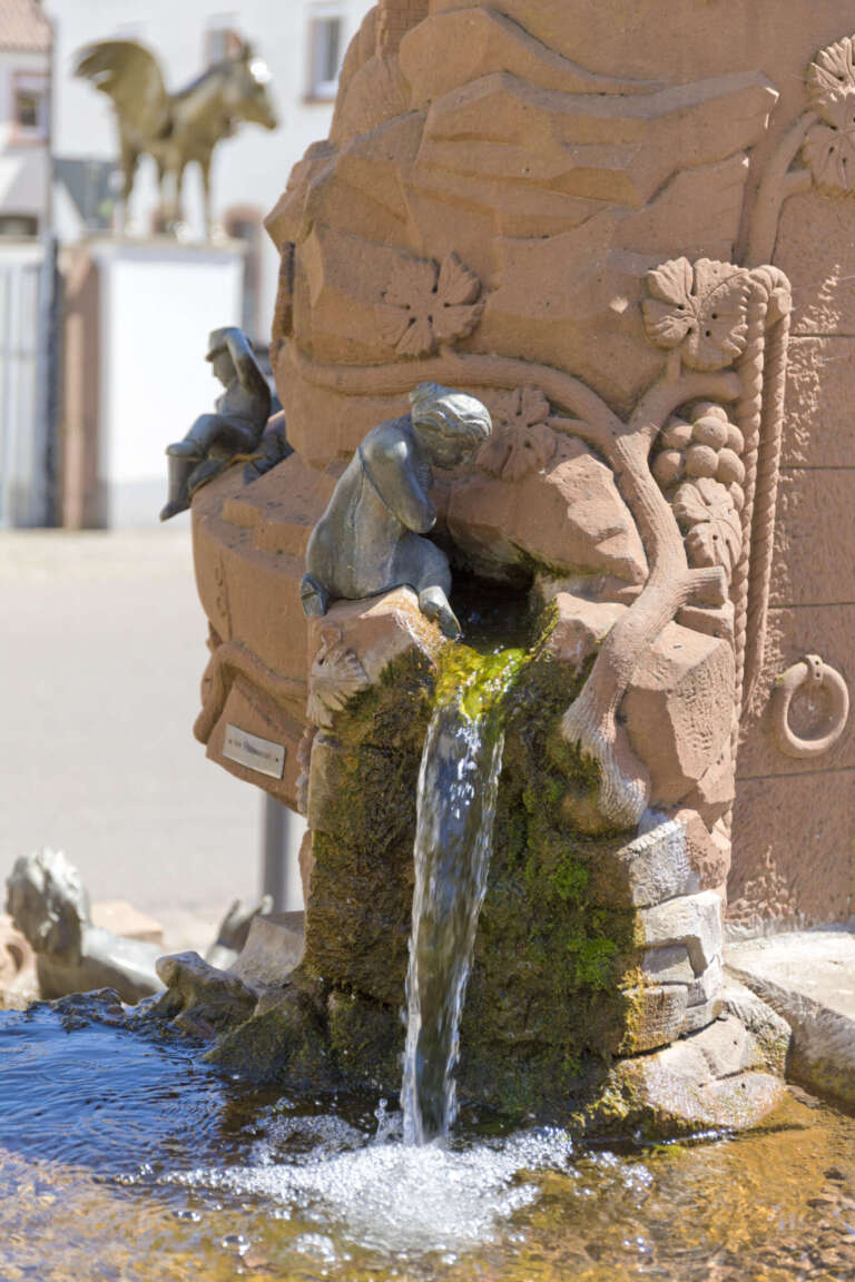 Detail des Rutschbrunnen mit Eschbacher Esel im Hintergrund