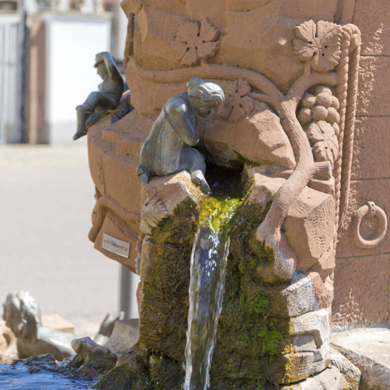 Detail des Rutschbrunnen mit Eschbacher Esel im Hintergrund