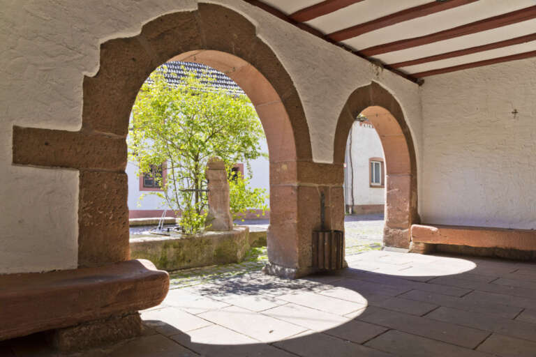 Laufbrunnen in Leinsweiler hinter Sandsteinbögen