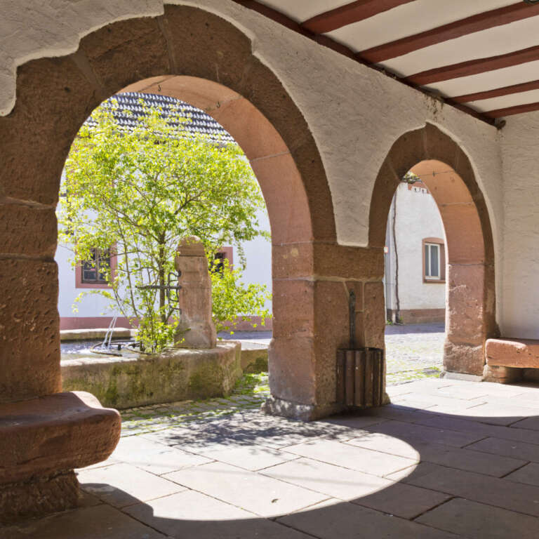 Laufbrunnen in Leinsweiler hinter Sandsteinbögen