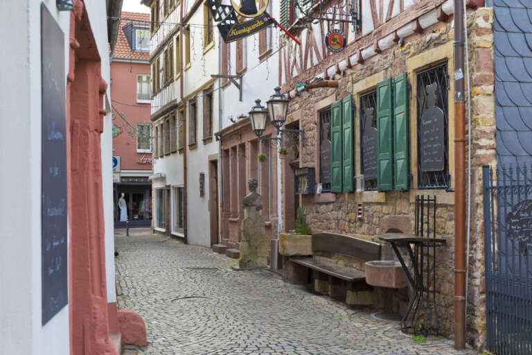 Die Kunigundenstraße mit Statue der Kunigunde in Neustadt an der Weinstraße