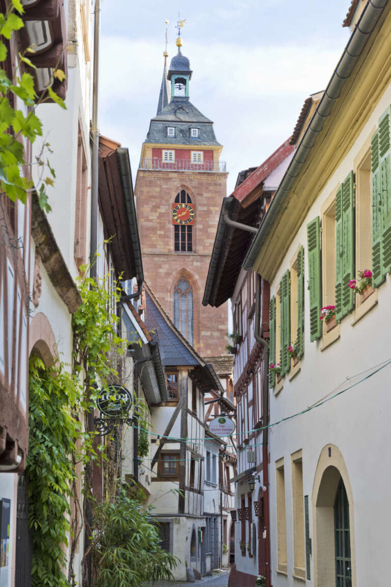 Blick durch die Metzgergasse auf den Kirchturm von Neustadt an der Weinstraße