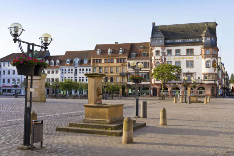 Der Rathausplatz mit Adler-Apothe in Landau in der Pfalz