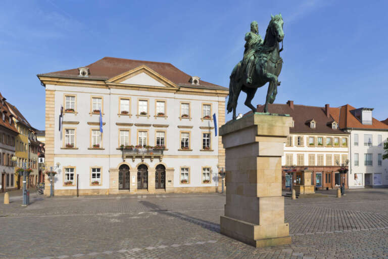 Das Reiterstandbild des Prinzregenten Luitpold vor dem Rathaus in Landau