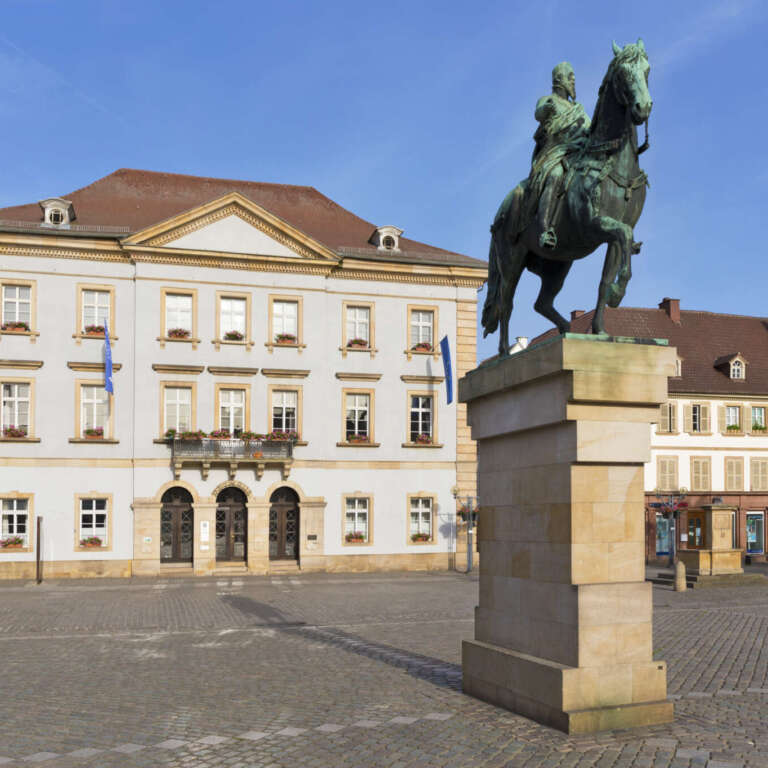 Das Reiterstandbild des Prinzregenten Luitpold vor dem Rathaus in Landau