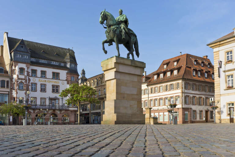 Reiterstandbild des Prinzregenten Luitpold auf dem Rathausplatz in Landau
