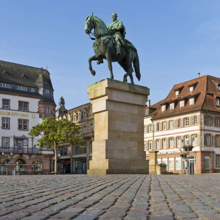 Reiterstandbild des Prinzregenten Luitpold auf dem Rathausplatz in Landau