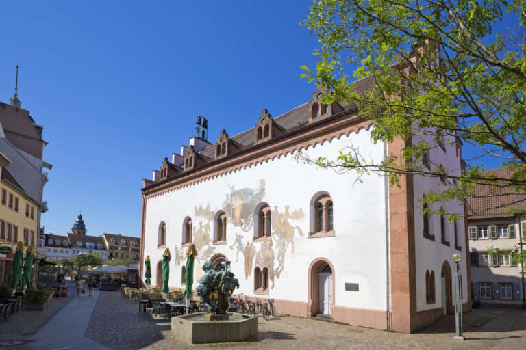 Die Ostfassade des alten Kaufhauses mit Fassadenmalerei in Landau