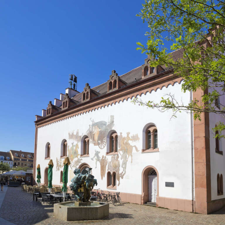 Die Ostfassade des alten Kaufhauses mit Fassadenmalerei in Landau