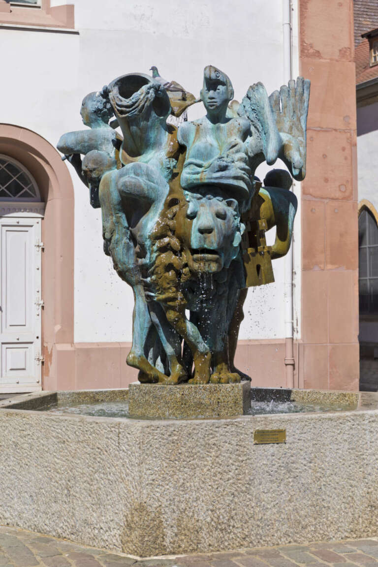 Der Geschichtsbrunnen oder Stadtbrunnen in Landau