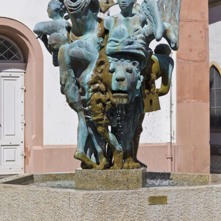 Der Geschichtsbrunnen oder Stadtbrunnen in Landau