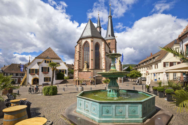 Der Marktplatz in Deidesheim mit Andreasbrunnen, Kirche St. Ulrich und dem historischen Rathaus
