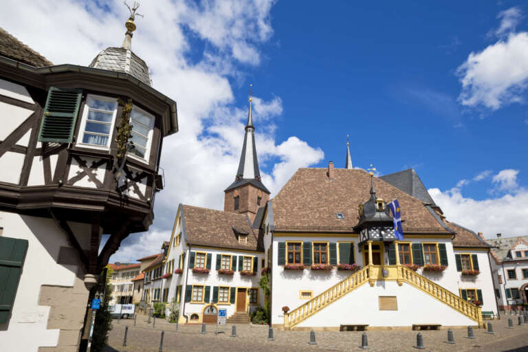 Das historische Rathaus in Deidesheim – im Vordergrund der Erker des Gasthofs „Zum Schwanen“