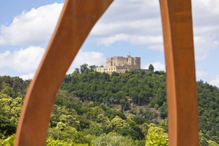 Blick durch die Skulptur „Wächter“ auf dem Kunstpfad Maikammer zum Hambacher Schloss
