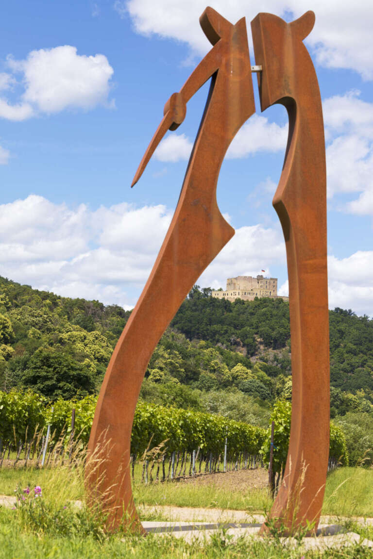 Blick durch die Skulptur „Wächter“ auf dem Kunstpfad Maikammer zum Hambacher Schloss