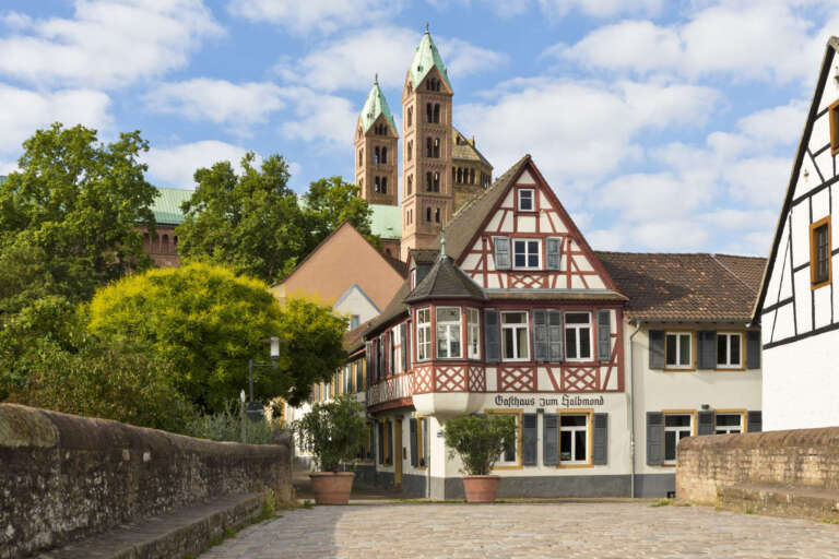 Das Gasthaus zum Halbmond vor dem Dom zu Speyer