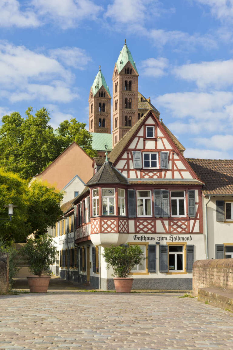 Das Gasthaus zum Halbmond vor dem Dom zu Speyer