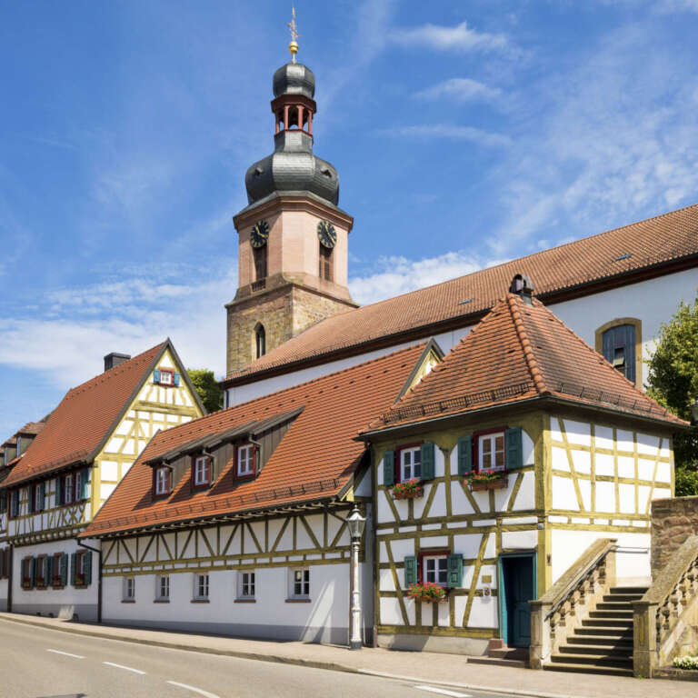 Die Pfarrkirche St. Michael hinter dem Standesamt in der Hauptstraße von Rheinzabern