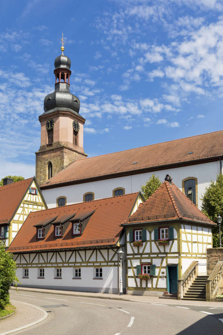 Die Pfarrkirche St. Michael hinter dem Standesamt in der Hauptstraße von Rheinzabern
