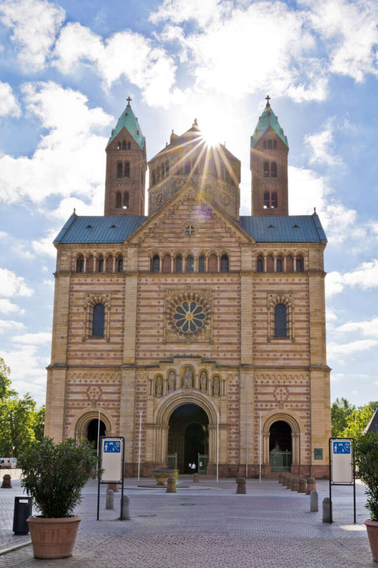 Die Westfassade des Doms zu Speyer im Gegenlicht