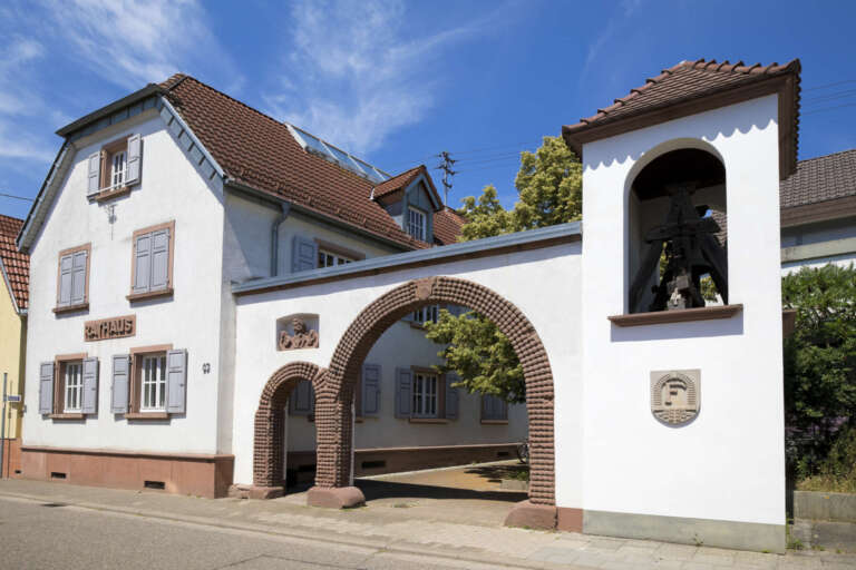 Das Dampfnudeltor am Rathaus von Freckenfeld