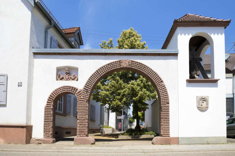 Das Dampfnudeltor am Rathaus von Freckenfeld
