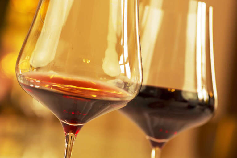 Rotwein in Gläsern mit festlichen Hintergrund