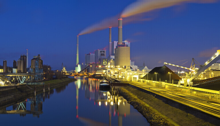 Das Kohlekraftwerk in Mannheim bei Nacht