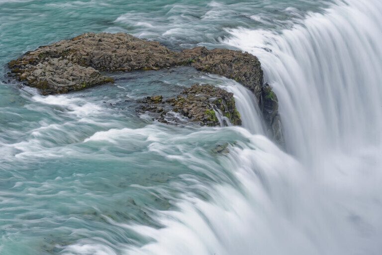 Felsen im Gullfoss-Wasserfall – Langzeitbelichtung