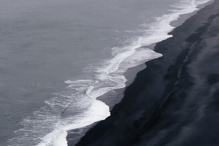 Wellen am schwarzen Stand von Reynisfjara