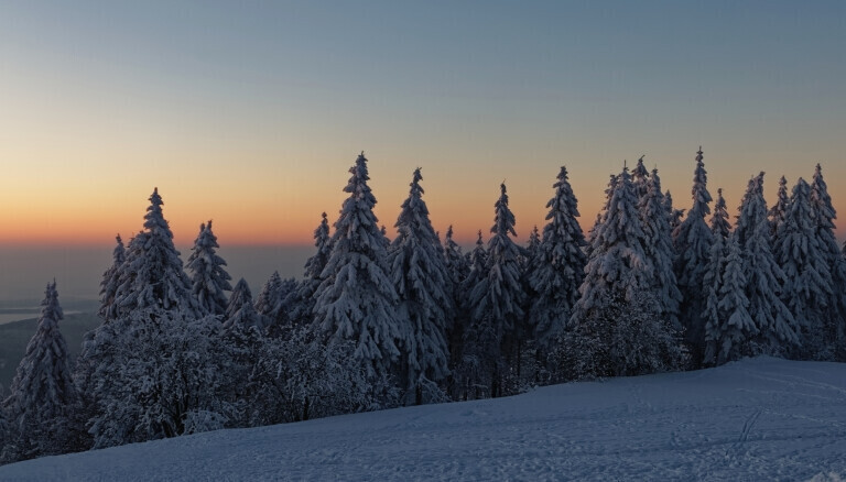 Maerchenhafte Winterlandschaft mit Abendrot